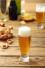 bicchiere di  birra chiara su sfondo tavolo di legno rustico