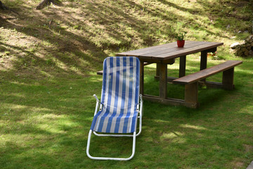 lettino sdraio sedia a sdraio giardino montagna tavolo legno lettini relax erba prato 