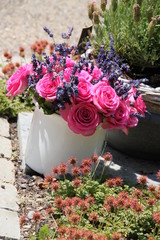 Rosen mit Lavendel schmücken ein Grab