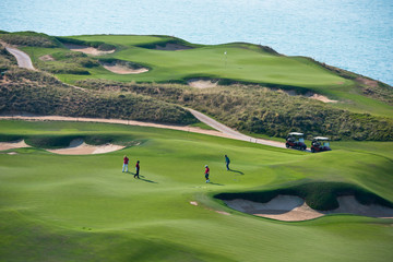 complexe de golf avec le paysage de la mer