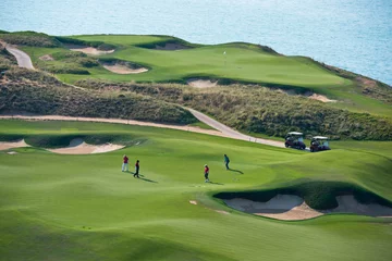 Tableaux ronds sur aluminium brossé Golf complexe de golf avec le paysage de la mer
