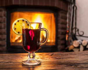 Hot mulled wine with orange slice, cloves and cinnamon stick.