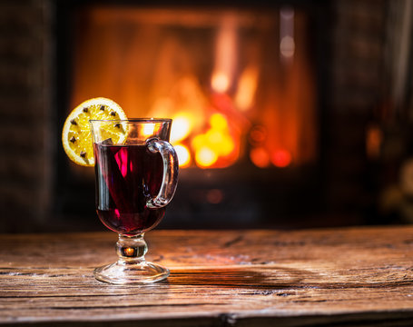 Hot mulled wine with orange slice, cloves and cinnamon stick.