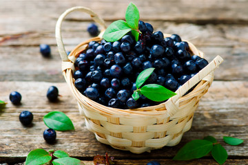 fresh blueberry in to the basket