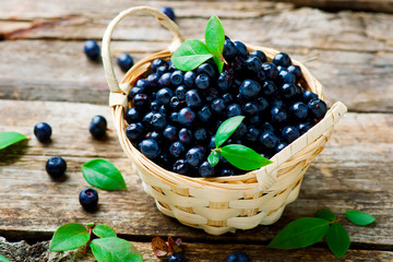 fresh blueberry in to the basket