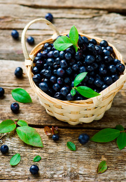 fresh blueberry in to the basket