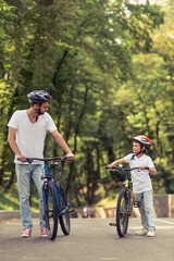 Obraz premium Dad and son cycling