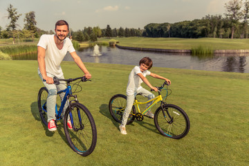 Obraz premium Dad and son cycling