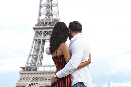 Jeune Couple Amoureux à Paris