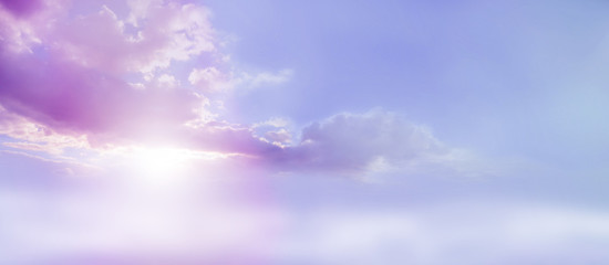 Paysage de ciel lilas romantique - de beaux nuages larges lilas et roses lue ciel et paysage de nuages avec un éclat de soleil émergeant de sous la base du nuage avec beaucoup d& 39 espace de copie