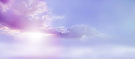 Stickers pour porte Style romantique Paysage de ciel lilas romantique - de beaux nuages larges lilas et roses lue ciel et paysage de nuages avec un éclat de soleil émergeant de sous la base du nuage avec beaucoup d& 39 espace de copie