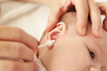 Obraz na płótnie Canvas Cleaning small baby ears