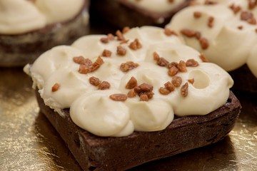 Chocolate tarts with vanilla pudding