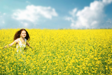 Obraz na płótnie Canvas Sweet girl in meadow with wild spring flowers