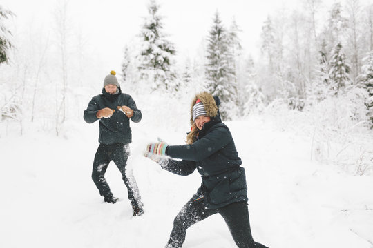 Finland, Jyvaskyla, Saakoski, Young couple having snowball fight