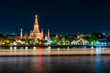 Naklejka premium Wat arun at night in Bangkok, Thailand. Famous place in Bangkok.