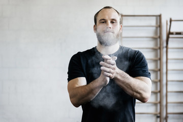 Germany, Man chalking hands in gym