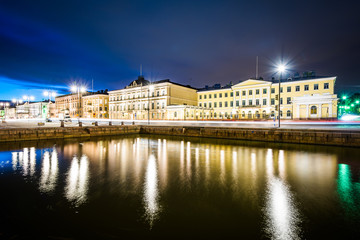Fototapeta premium Buildings at Market Square at night, in Helsinki, Finland.