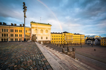 Obraz premium Rainbow over Senaatintori, Senate Square at sunset, in Helsinki,