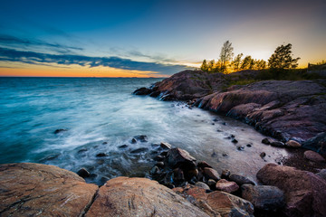 Obraz premium Sunset over rocky coast on Suomenlinna, in Helsinki, Finland.