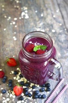 Blueberry smoothie in a mason jar.