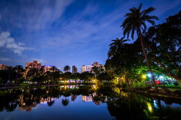 Obraz premium A lake at Zhongshan Park at night, in Xinyi, Taipei, Taiwan