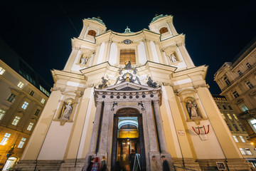 Fototapeta premium Katholische Kirche St. Peter at night, in Vienna, Austria.