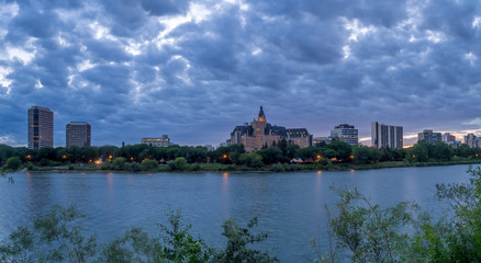 Naklejka premium Saskatoon skyline at night along the Saskatchewan River.