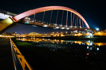 Obraz premium The Rainbow Bridge at night, in Taipei, Taiwan.