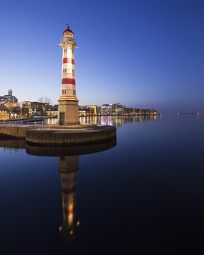 Sweden, Skane, Malmo, Vastra Hamnen, Lighthouse in city at night