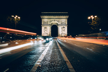 Fototapeta na wymiar Traffic on Avenue des Champs-Élysées and the Arc de Triomphe a