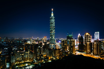 Plakat View of Taipei 101 and the Taipei skyline at night, from Elephan