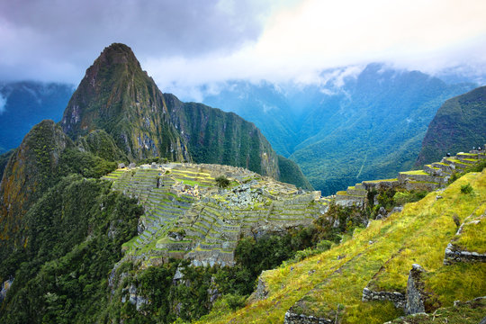 Peru, Cusco, Machu Picchu, Elevated view of ruins on mountain ridge