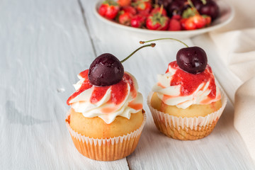 cupcakes with cherries and berry smoothies