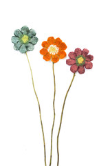 Три цветка из валяной шерсти на белом фоне
