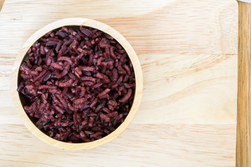 Obraz na płótnie Canvas Rice berry black-red in wood bowl