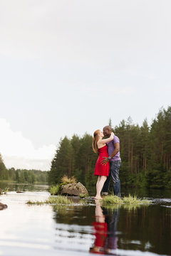 Sweden, Vastmanland, Bergslagen, Svartalven, Mid adult couple kissing