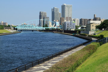 Fototapeta na wymiar 隅田川と千住の高層マンション群