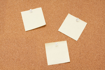 コルクボードに貼っている3枚のポストイット