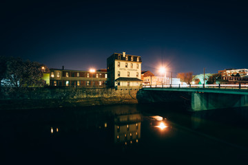 Fototapeta na wymiar Bridge and buildings along the Codorus Creek at night, in York,