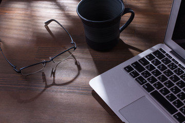 ノートパソコンとコーヒーとめがね