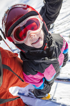 Norway, Osterdalen, Trysil, Portrait of girl (6-7) standing on ski slope with her dad