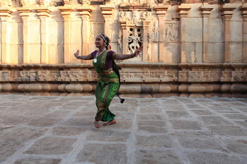 Fototapeta na wymiar kuchipudi is the classicl dance form from the state andhra pradesh.heere the dancer dances before bhoganadeeshwara temple near bangalore