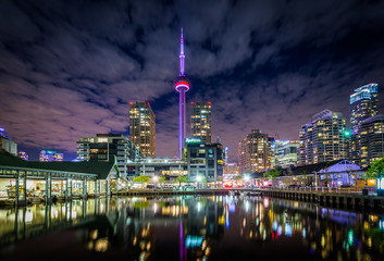 Bâtiments au Harbourfront la nuit à Toronto, Ontario.