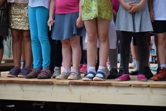 Kinder stehen brav in einer Reihe