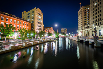 Fototapeta na wymiar Buildings in downtown and the Providence River at night, in Prov