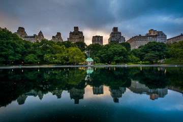 Fototapeta na wymiar Buildings reflecting in the Conservatory Water in Central Park,