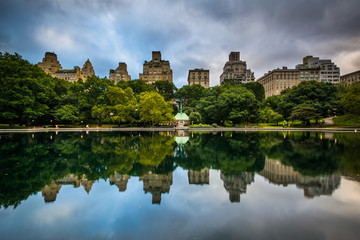 Obraz premium Buildings reflecting in the Conservatory Water in Central Park,