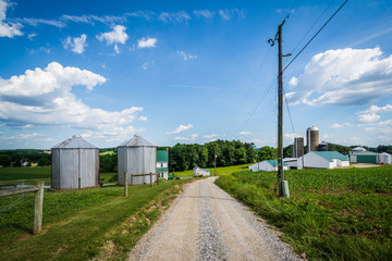 Fototapeta na wymiar Dirt road and farm near Glen Rock, in York County, Pennsylvania.