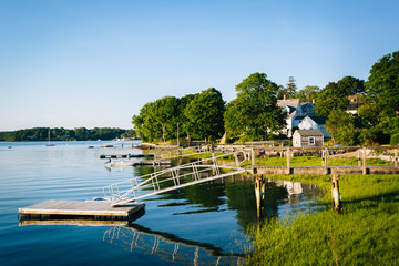 Obraz premium Docks and houses along the Piscataqua River, in New Castle, Port